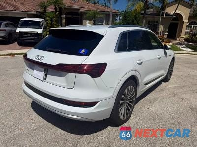 Czwarte zdjęcie samochodu z boku: 2019 AUDI E-TRON PRESTIGE VIN:WA1VAAGE9KB023322 - miniatura