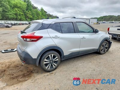 Trzecie zdjęcie samochodu z tyłu: 2018 NISSAN KICKS SV VIN:3N1CP5CU0JL526382 - miniatura