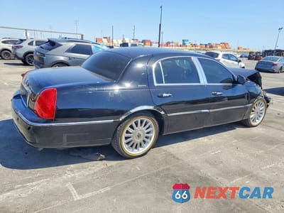 Trzecie zdjęcie samochodu z tyłu: 2003 LINCOLN TOWN CAR SIGNATURE VIN:1LNHM82WX3Y641875 - miniatura