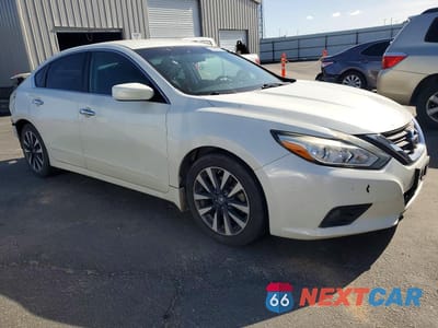 Czwarte zdjęcie samochodu z boku: 2016 NISSAN ALTIMA 2.5 SV VIN:1N4AL3AP5GC276004 - miniatura
