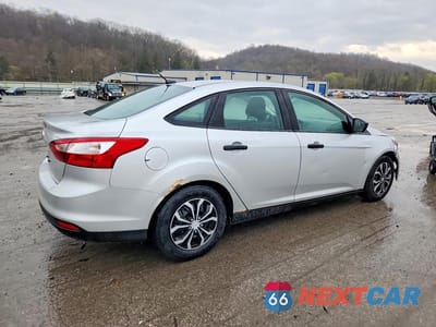 Trzecie zdjęcie samochodu z tyłu: 2013 FORD FOCUS S VIN:1FADP3E28DL181898 - miniatura