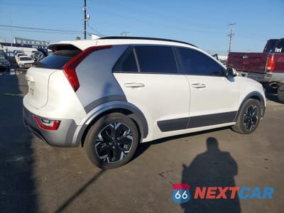 Trzecie zdjęcie samochodu z tyłu: 2023 KIA NIRO EV WAVE VIN:KNDCT3L16P5015447 - miniatura