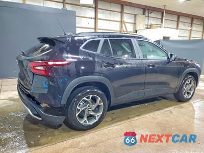 Trzecie zdjęcie samochodu z tyłu: 2026 CHEVROLET TRAX 1LT VIN:KL77LHEP4TC098962 - miniatura