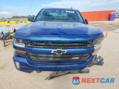 Piąte zdjęcie samochodu w środku: 2018 CHEVROLET SILVERADO K1500 LT VIN:3GCUKREC9JG423675 - miniatura