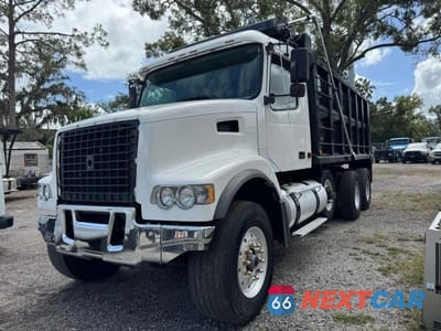 Drugie zdjęcie samochodu z przodu: 2003 VOLVO VHD DUMP TRUCK VIN:4V5KC9GH33N347488 - miniatura