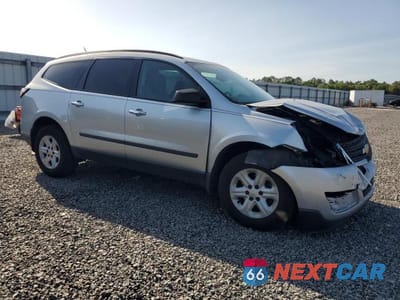 Czwarte zdjęcie samochodu z boku: 2017 CHEVROLET TRAVERSE LS VIN:1GNKRFED0HJ276382 - miniatura