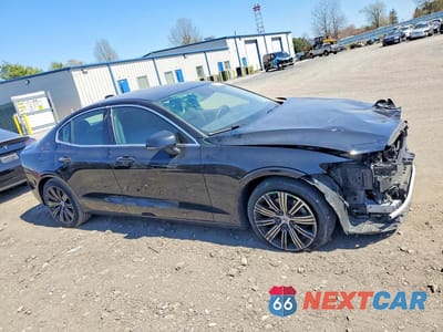 Czwarte zdjęcie samochodu z boku: 2022 VOLVO S60 B5 INSCRIPTION VIN:7JRL12TL7NG172845 - miniatura