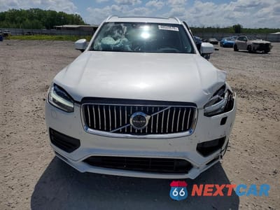 Piąte zdjęcie samochodu w środku: 2021 VOLVO XC90 T6 MOMENTUM VIN:YV4A22PK8M1720449 - miniatura