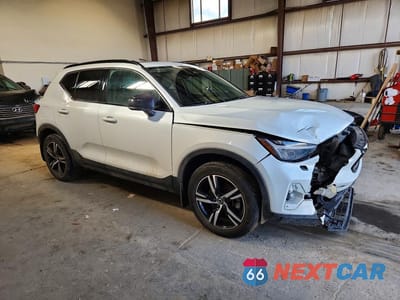 Czwarte zdjęcie samochodu z boku: 2023 VOLVO XC40 PLUS VIN:YV4L12UW8P2096699 - miniatura