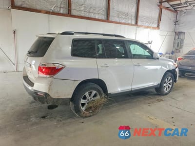 Trzecie zdjęcie samochodu z tyłu: 2013 TOYOTA HIGHLANDER SE VIN:5TDBK3EH3DS240987 - miniatura