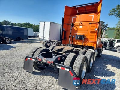 Czwarte zdjęcie samochodu z boku: 2021 VOLVO VNR SEMI TRUCK VIN:4V4WC9EH8MN279697 - miniatura