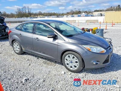 Czwarte zdjęcie samochodu z boku: 2012 FORD FOCUS SE VIN:1FAHP3F28CL381551 - miniatura