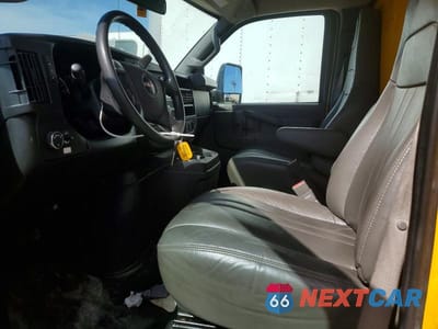 Piąte zdjęcie samochodu w środku: 2023 GMC SAVANA BOX TRUCK VIN:7GZ37TC70PN004360 - miniatura