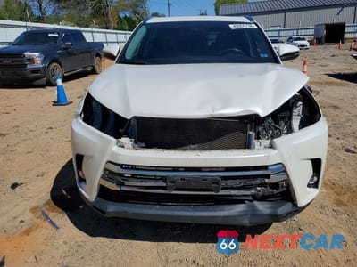 Piąte zdjęcie samochodu w środku: 2019 TOYOTA HIGHLANDER LIMITED VIN:5TDDZRFH8KS956576 - miniatura