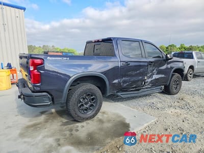 Trzecie zdjęcie samochodu z tyłu: 2024 CHEVROLET SILVERADO K1500 ZR2 VIN:3GCUDHE8XRG100070 - miniatura