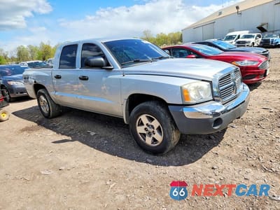 Czwarte zdjęcie samochodu z boku: 2005 DODGE DAKOTA QUAD SLT VIN:1D7HW48K45S181975 - miniatura