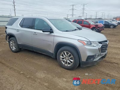 Czwarte zdjęcie samochodu z boku: 2018 CHEVROLET TRAVERSE LS VIN:1GNERFKW4JJ281092 - miniatura