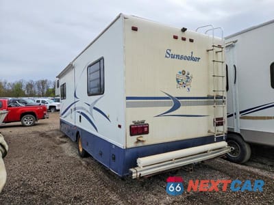 Trzecie zdjęcie samochodu z tyłu: 2001 FORD ECONOLINE E450 SUPER DUTY CUTAWAY VAN VIN:1FDXE45S31HA76795 - miniatura