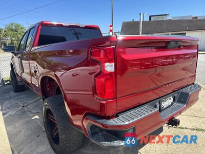 Trzecie zdjęcie samochodu z tyłu: 2020 CHEVROLET SILVERADO C1500 CUSTOM VIN:1GCRWBEK2LZ211633 - miniatura