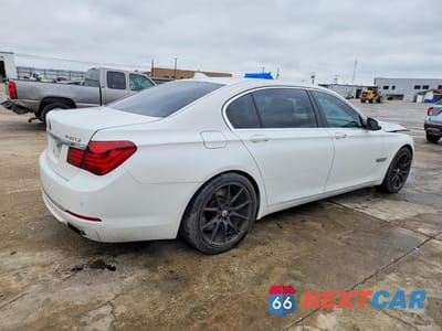 Trzecie zdjęcie samochodu z tyłu: 2013 BMW 5 SERIES 550I RWD VIN:WBAYE8C57DDE22260 - miniatura