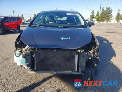 Piąte zdjęcie samochodu w środku: 2017 TOYOTA PRIUS THREE VIN:JTDKARFU8H3046920 - miniatura