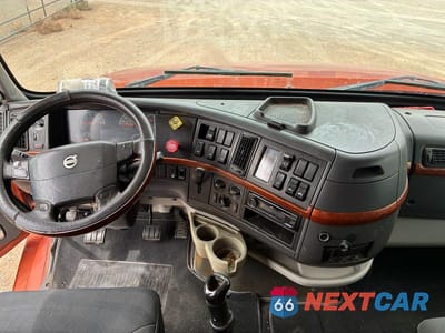 Zdjęcie 9 z 10 samochodu: 2007 VOLVO VN VNL VIN:4V4NC9KK87N466664 - miniatura