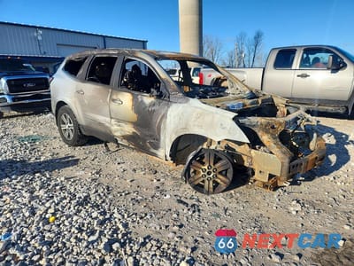 Czwarte zdjęcie samochodu z boku: 2017 CHEVROLET TRAVERSE LT VIN:1GNKRGKD9HJ212030 - miniatura