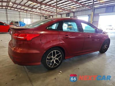 Trzecie zdjęcie samochodu z tyłu: 2015 FORD FOCUS SE VIN:1FADP3F27FL267821 - miniatura