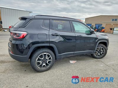 Trzecie zdjęcie samochodu z tyłu: 2025 JEEP COMPASS TRAILHAWK VIN:3C4NJDDN1ST593664 - miniatura