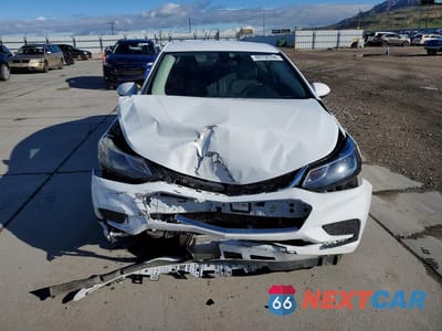 Piąte zdjęcie samochodu w środku: 2018 CHEVROLET CRUZE LT VIN:1G1BE5SM5J7180844 - miniatura