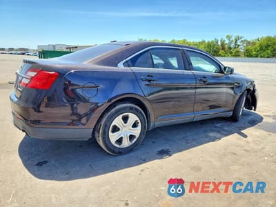 Trzecie zdjęcie samochodu z tyłu: 2016 FORD TAURUS POLICE INTERCEPTOR VIN:1FAHP2L8XGG126532 - miniatura