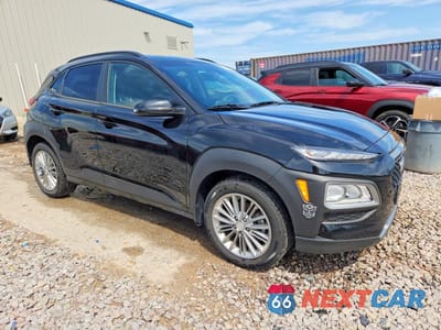 Czwarte zdjęcie samochodu z boku: 2020 HYUNDAI KONA SEL PLUS VIN:KM8K6CAA7LU555228 - miniatura