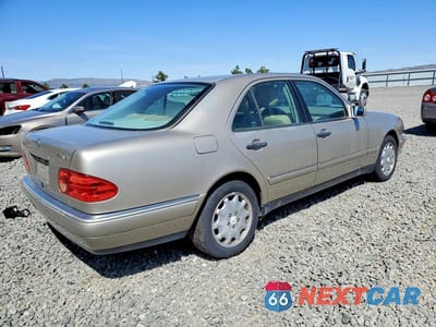 Trzecie zdjęcie samochodu z tyłu: 1999 MERCEDES-BENZ E 320 4MATIC VIN:WDBJF82H0XX022598 - miniatura