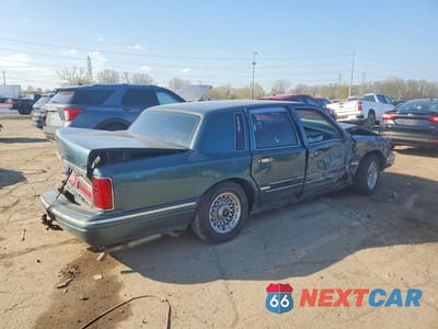 Trzecie zdjęcie samochodu z tyłu: 1996 LINCOLN TOWN CAR EXECUTIVE VIN:1LNLM81W0TY629956 - miniatura