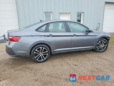 Trzecie zdjęcie samochodu z tyłu: 2024 VOLKSWAGEN JETTA COMFORTLINE VIN:3VWSM7BUXRM044343 - miniatura