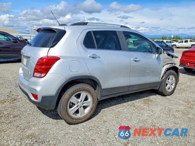 Trzecie zdjęcie samochodu z tyłu: 2018 CHEVROLET TRAX 1LT VIN:KL7CJPSB2JB608140 - miniatura