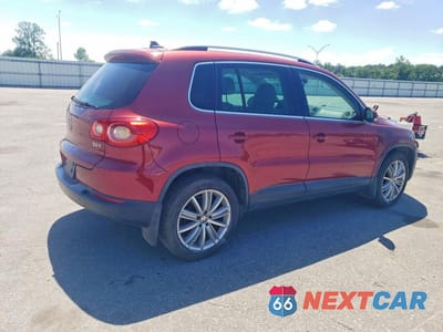 Trzecie zdjęcie samochodu z tyłu: 2011 VOLKSWAGEN TIGUAN S VIN:WVGAV7AX2BW000832 - miniatura