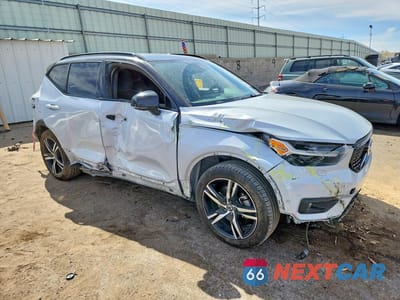 Czwarte zdjęcie samochodu z boku: 2022 VOLVO XC40 T5 R-DESIGN VIN:YV4162UM1N2690555 - miniatura