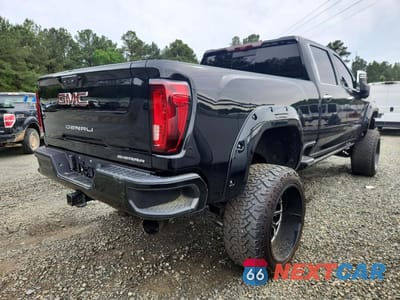Trzecie zdjęcie samochodu z tyłu: 2021 GMC SIERRA K2500 DENALI VIN:1GT49REY5MF136010 - miniatura