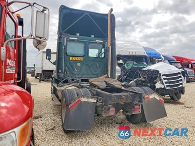 Trzecie zdjęcie samochodu z tyłu: 2018 FREIGHTLINER CASCADIA 1 - SEMI TRUCK VIN:3AKBGADV8JSJL4607 - miniatura