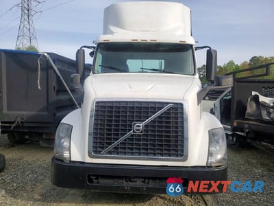 Zdjęcie 9 z 10 samochodu: 2018 VOLVO VNL SEMI TRUCK VIN:4V4N39TG7JN988235 - miniatura