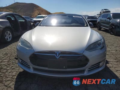Piąte zdjęcie samochodu w środku: 2013 TESLA MODEL S VIN:5YJSA1CN7DFP05789 - miniatura