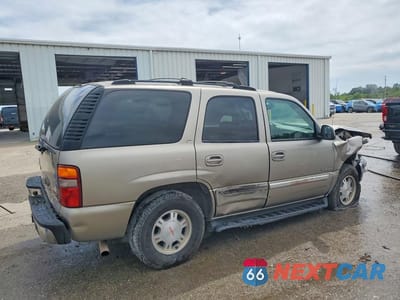 Trzecie zdjęcie samochodu z tyłu: 2002 GMC YUKON VIN:1GKEC13V42R251696 - miniatura