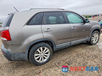 Trzecie zdjęcie samochodu z tyłu: 2011 KIA SORENTO LX VIN:5XYKTDA28BG151785 - miniatura