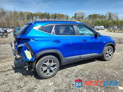 Trzecie zdjęcie samochodu z tyłu: 2022 KIA SELTOS EX VIN:KNDERCAA9N7315673 - miniatura
