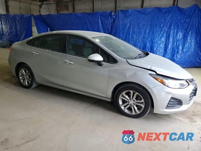 Czwarte zdjęcie samochodu z boku: 2019 CHEVROLET CRUZE LS VIN:1G1BC5SM3K7114008 - miniatura