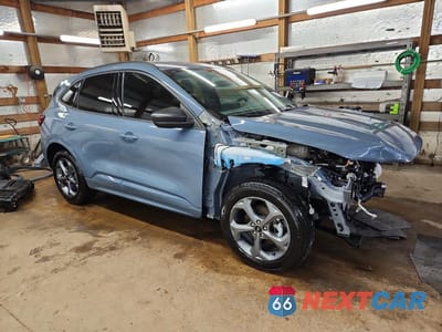 Czwarte zdjęcie samochodu z boku: 2023 FORD ESCAPE ST LINE VIN:1FMCU0MN9PUB20093 - miniatura