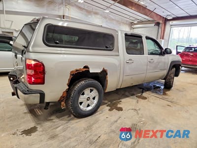 Trzecie zdjęcie samochodu z tyłu: 2010 CHEVROLET SILVERADO K1500 LT VIN:3GCRKSE3XAG191181 - miniatura