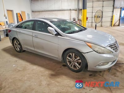 Czwarte zdjęcie samochodu z boku: 2013 HYUNDAI SONATA LIMITED VIN:5NPEC4AC4DH698456 - miniatura