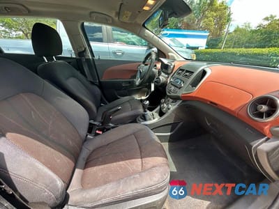 Piąte zdjęcie samochodu w środku: 2012 CHEVROLET SONIC LT VIN:1G1JD6SB5C4189714 - miniatura